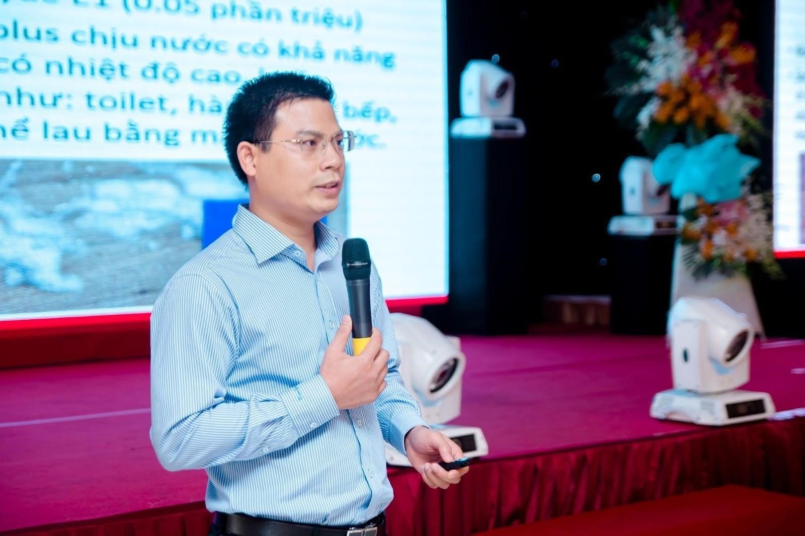 Mr. Tran Quang Hoi shared about laminate flooring during the seminar on flooring materials - Source: Kosmos