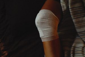 Photo by Alexey Demidov: https://www.pexels.com/photo/person-with-medical-gauze-bandage-on-injured-knee-12112352/