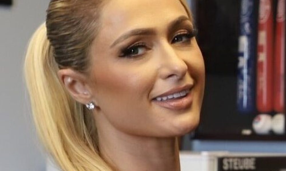 479px-Paris_Hilton_at_the_US_Capitol_(cropped)