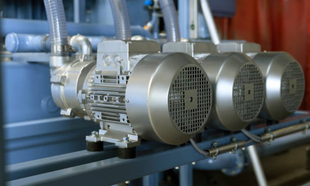 Vacuum pump station with electric motors