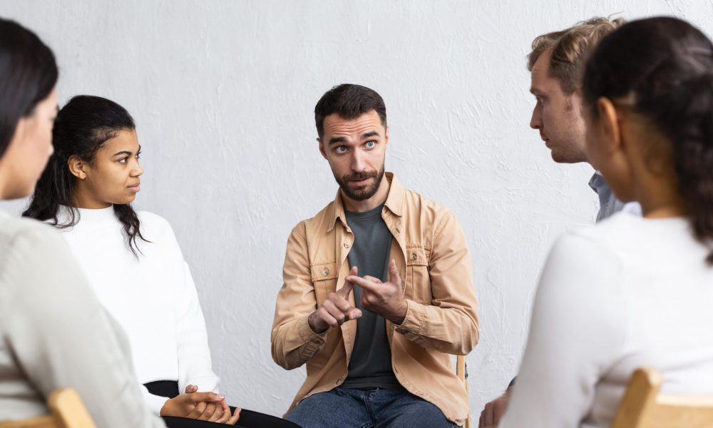 How to Know When to Lead and When to Listen to a Conversation in a Group Setting