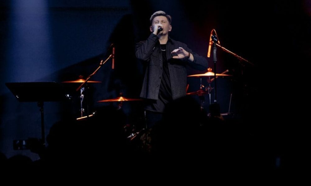 “EMT-ing” Your Voice: How Singers are Striking the Right Notes with Handheld Devices