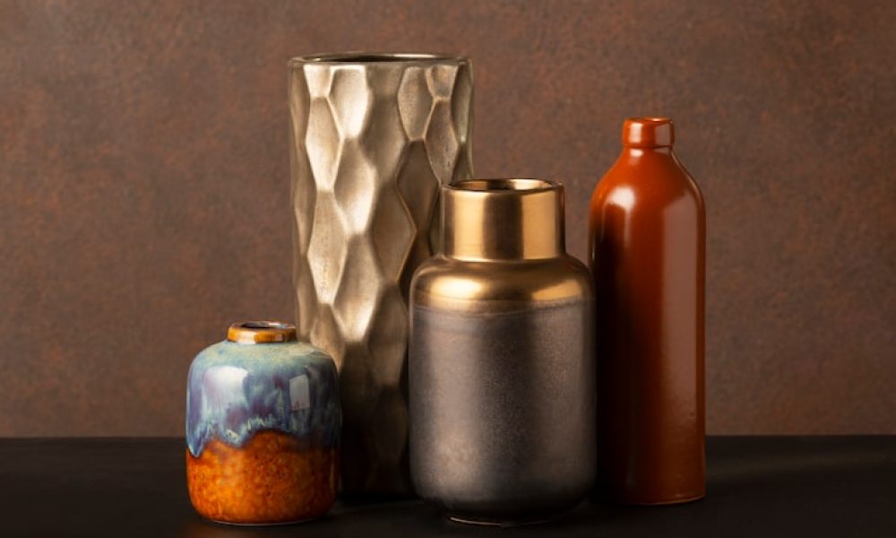 close-up-arrangement-modern-vases_23-2149646505[1]
