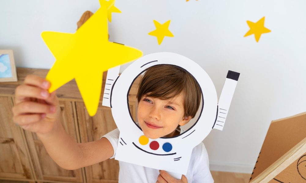 cute-astronaut-kid-playing_23-2149836538[1]