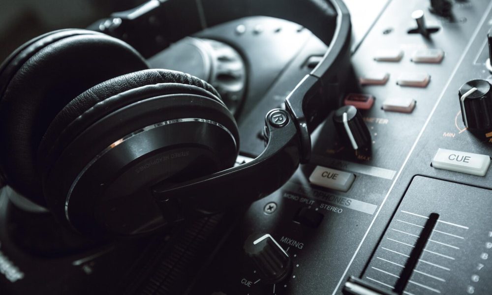 dj-equipment_93675-132648