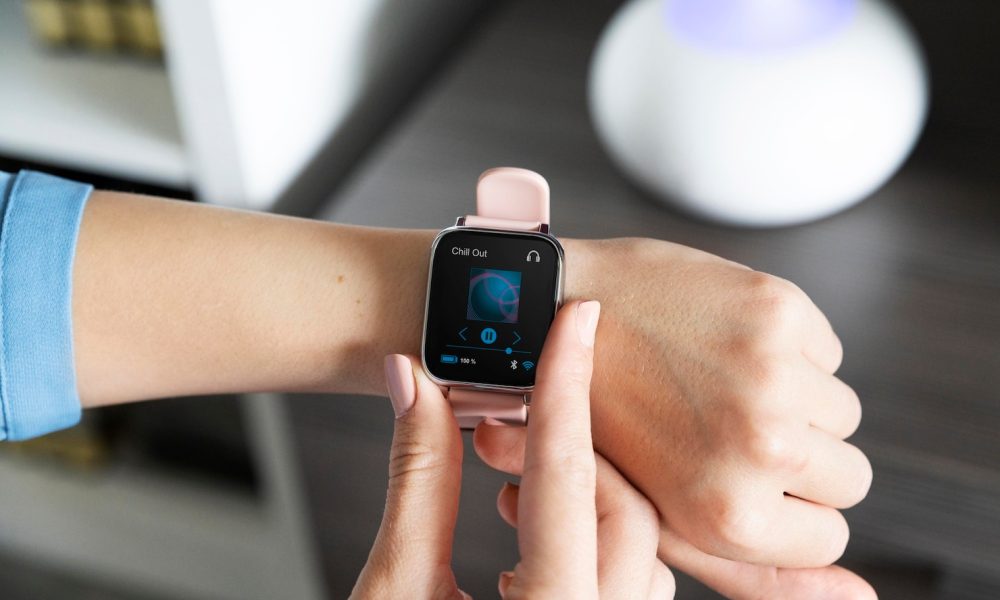 hand-using-smartwatch-playing-music_23-2148994199[2]