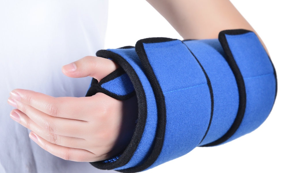 hand and wrist cold compression wrap representing cold therapy wraps for hand and wrist surgery recovery that reduce swelling and pain more effectively than standard ice packs