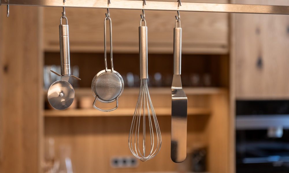kitchen-utensils-hanging-rail-organization-workspace-modern-kitchen_169016-72754[1]