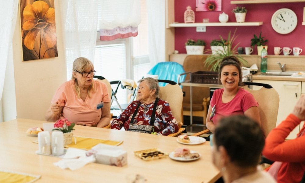 Photo by Jsme MILA : https://www.pexels.com/photo/seniors-by-table-in-nursing-home-18459207/