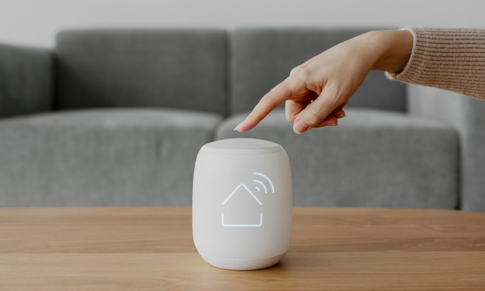 smart-speaker-house-control-innovative-technology_53876-102350[2]