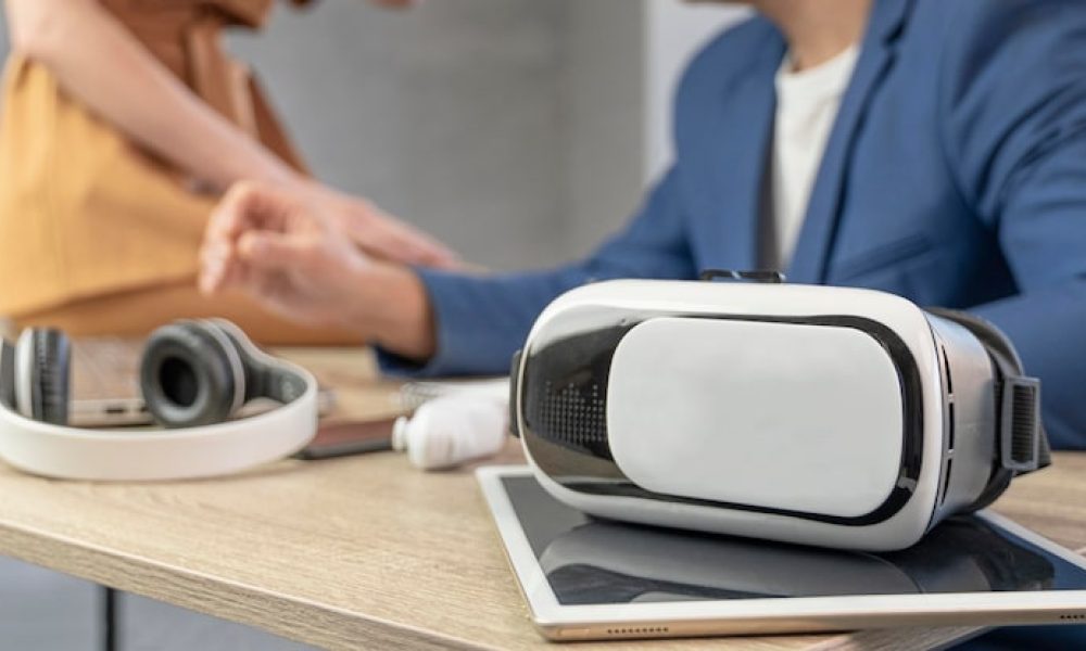 team-man-woman-working-media-field-with-virtual-reality-headset_23-2148901155[1]