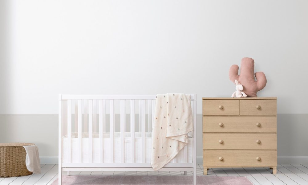 white-crib-minimal-nursery-room_53876-143118[1]
