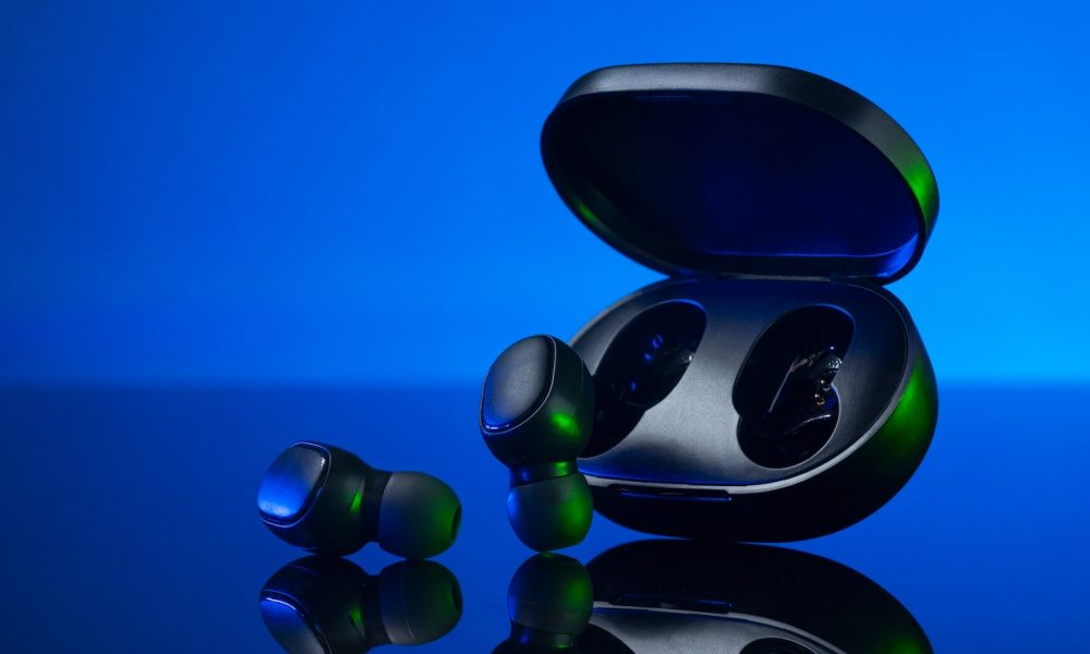 wireless-earbuds-with-neon-cyberpunk-style-lighting_23-2151074308[1]
