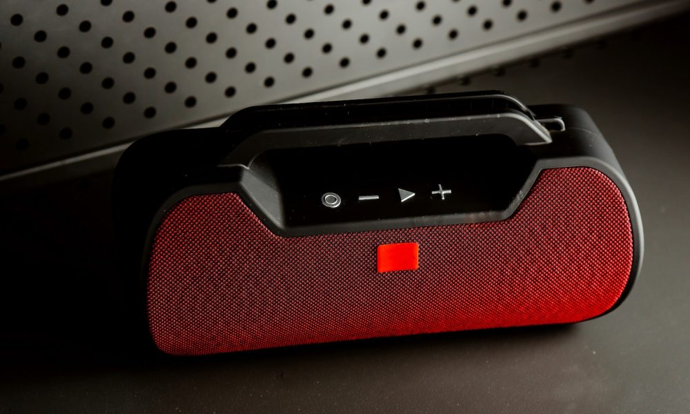 wireless-speakers-black-red_140725-7485[1]